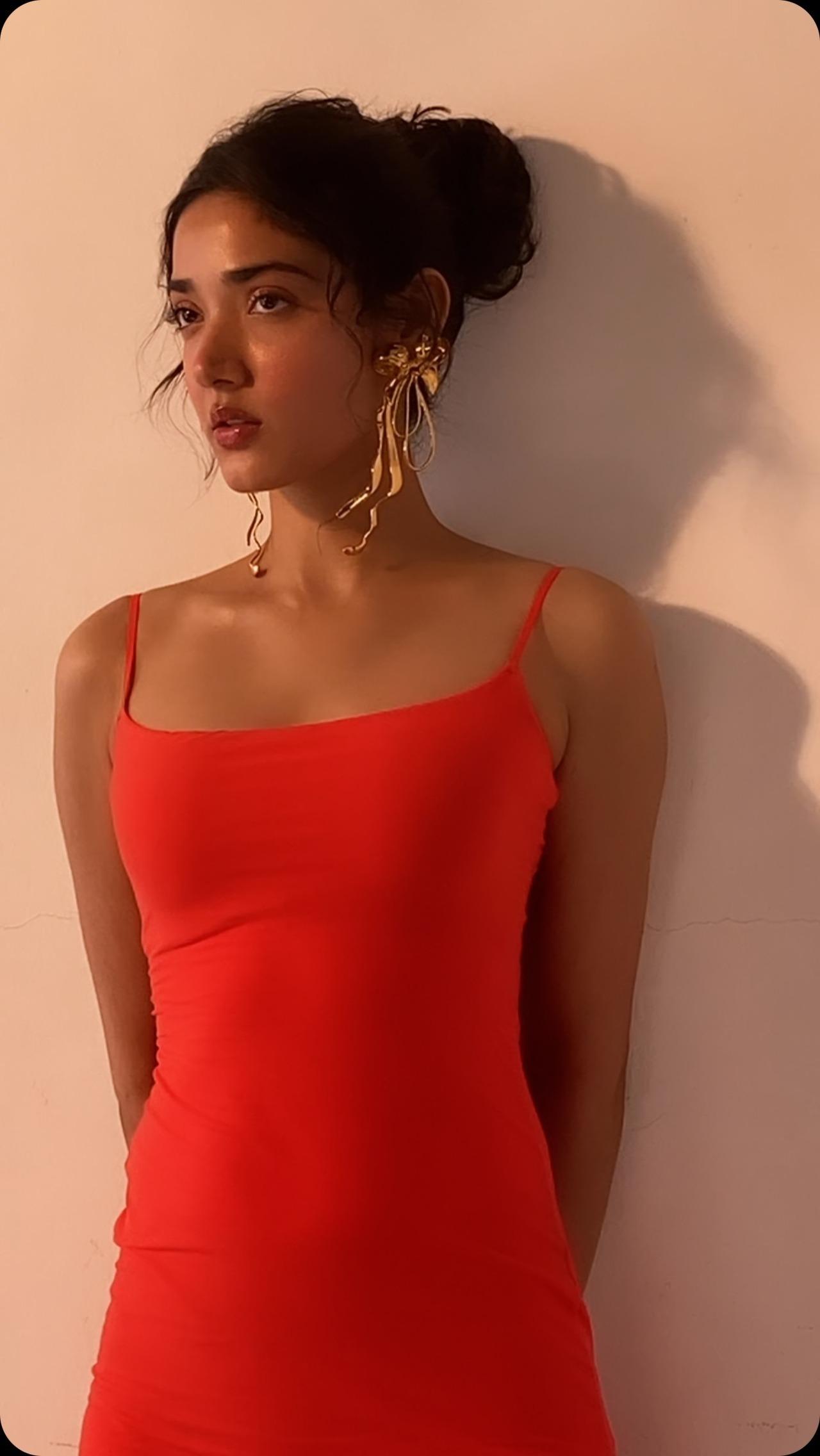 Medha Shankr looked radiant with ease in a bright orange spaghetti dress, which accentuated her toned physique. Keeping it simple yet full of attitude, Medha sported dramatic earpieces that created a spectacular statement.