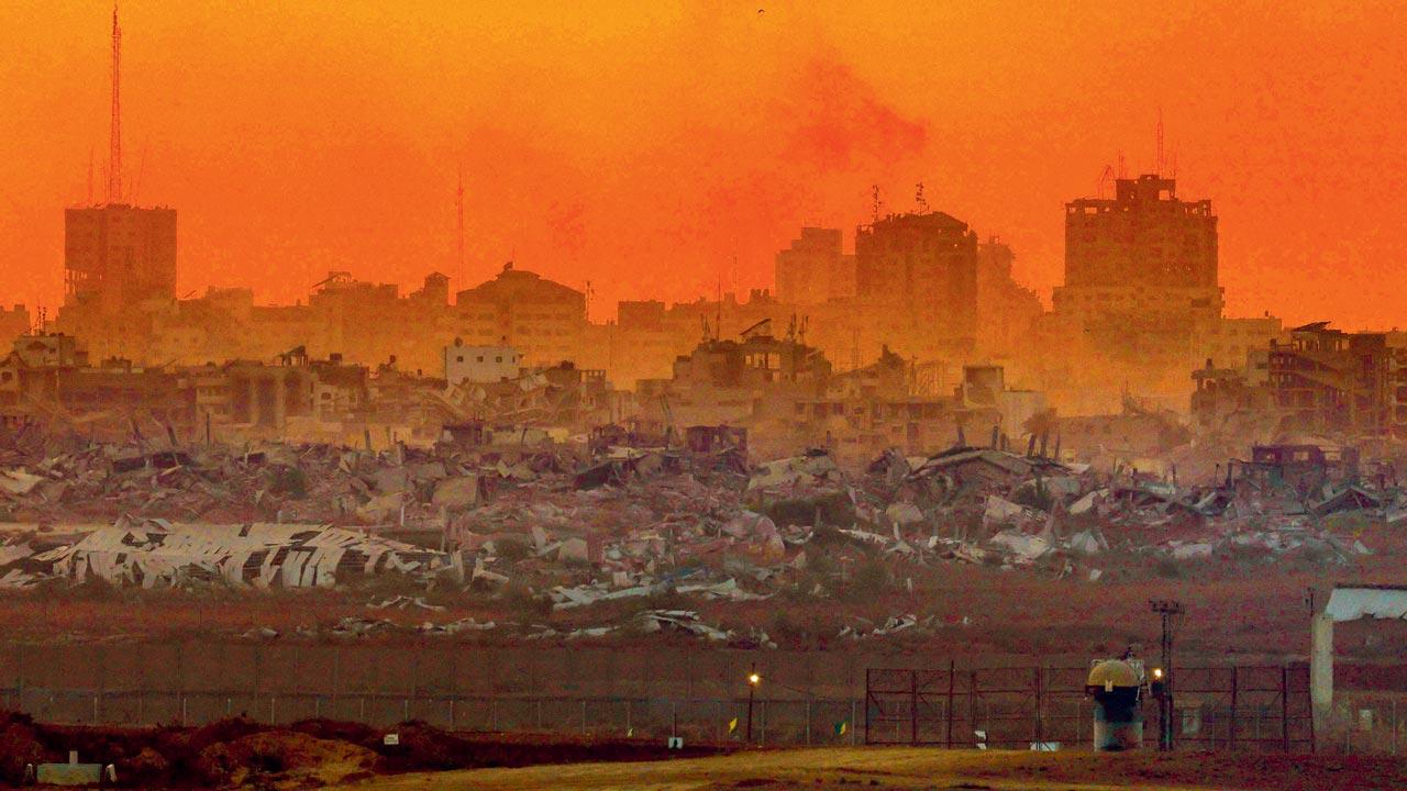 Gaza loses 33 people more in Israeli strikes amid a famine