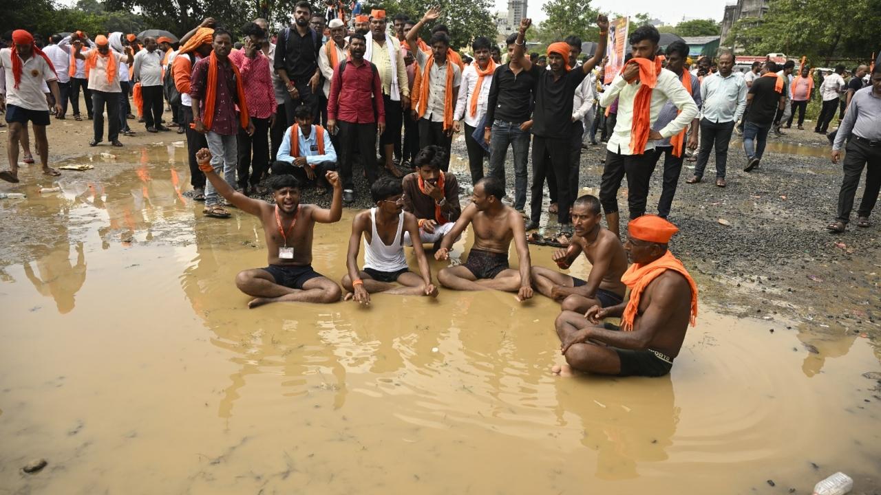 Some of the protesters took their baths in the open, using water from the tankers arranged by the organisers or the BMC