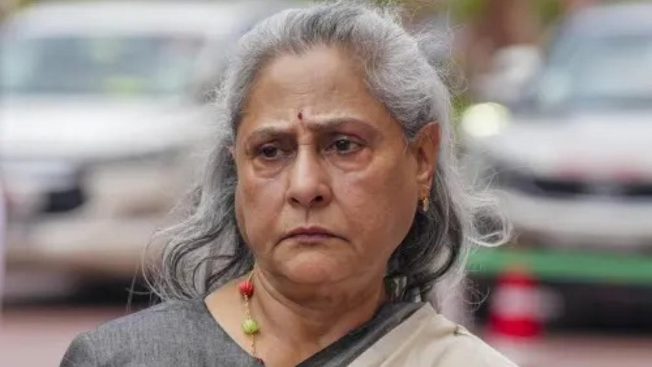 Jaya Bachchan angrily pushes man who tried to click selfie with her, watch