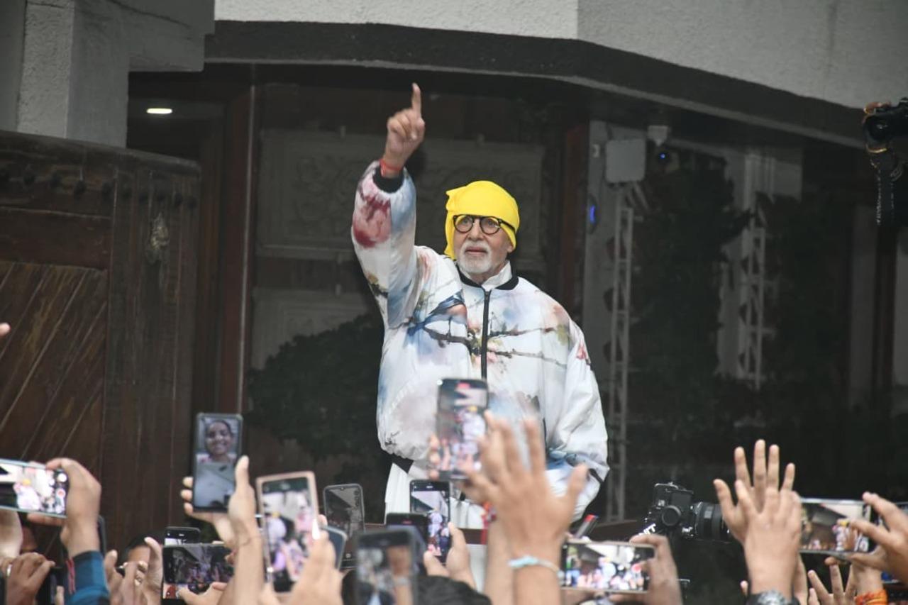 Amitabh Bachchan follows his Sunday ritual by greeting his fans who wait for him diligently outside Jasla