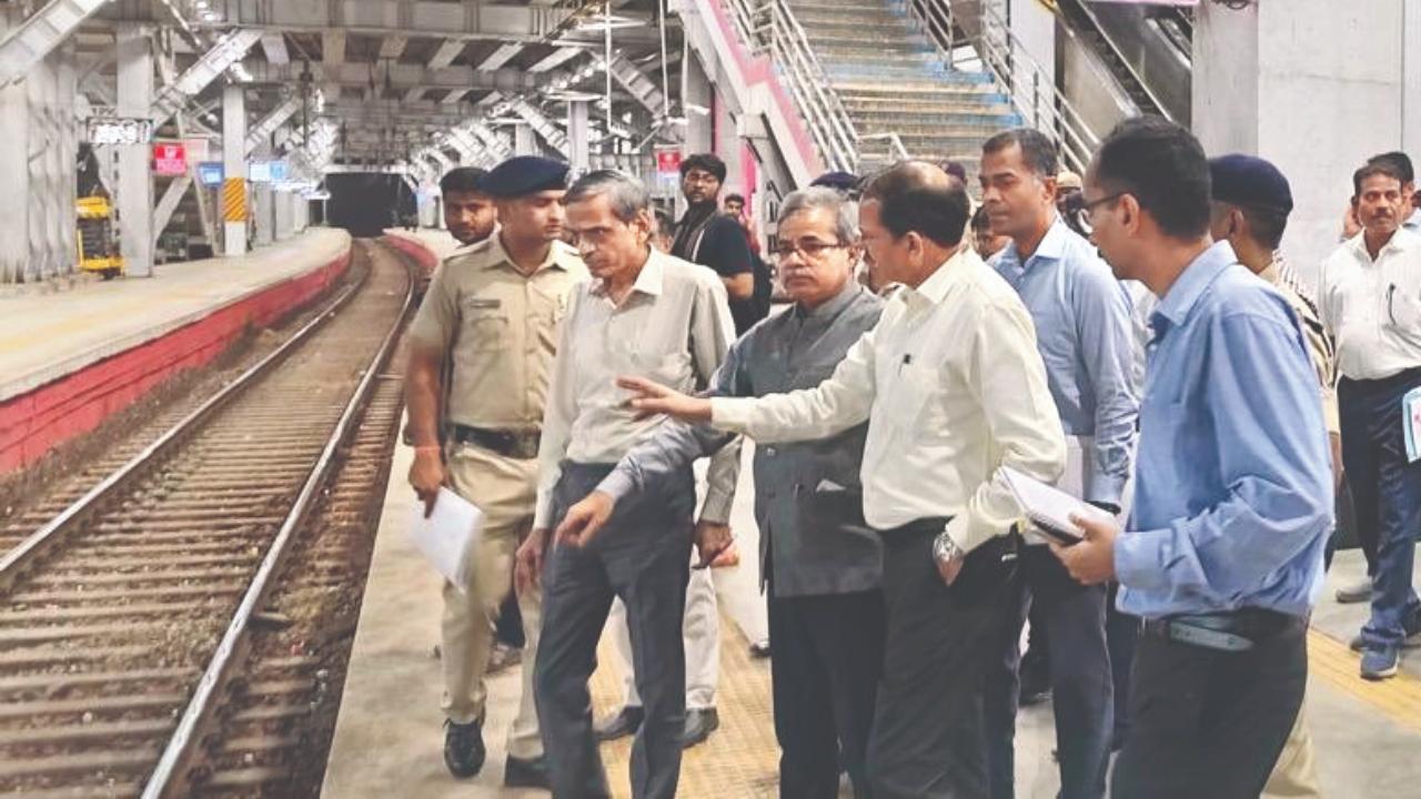 Railway Board CEO visits revamped Khar station