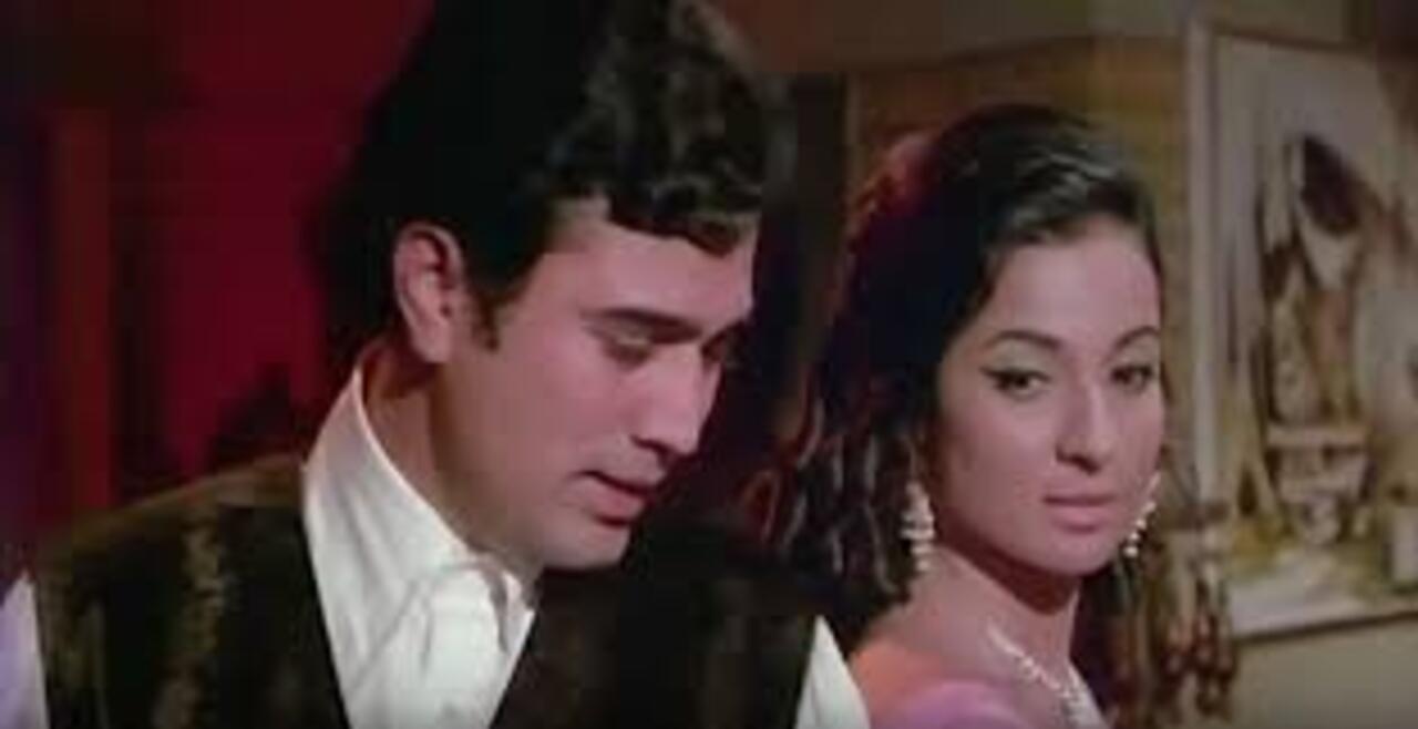 O Mere Dil Ke Chain – This song from the 1972 film Mere Jeevan Saathi (1972) is an evergreen romantic ballad that feels as fresh as a first love. It is picturized on Rajesh Khanna and Tanuja. 