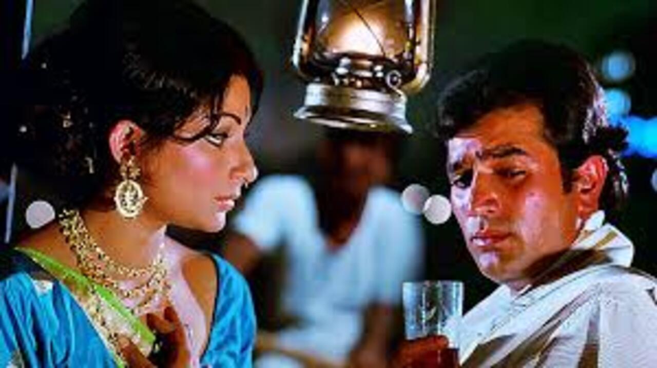 Chingari Koi Bhadke – Kishore Kumar crooned this song with RD Burman for Rajesh Khanna and Sharmila Tagore starrer Amar Prem. It is emotional, intense, and philosophical—this one is Kishore at his most profound.
