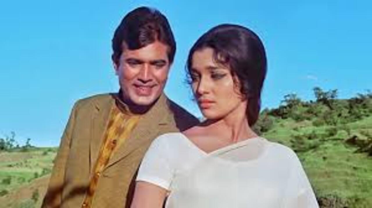 Yeh Shaam Mastani – This song is from film Kati Patang, starring Rajesh Khanna and Asha Parekh. Sung by Kishore Kumar and composed by R.D. Burman, it captures the magic of a dreamy evening and budding love.