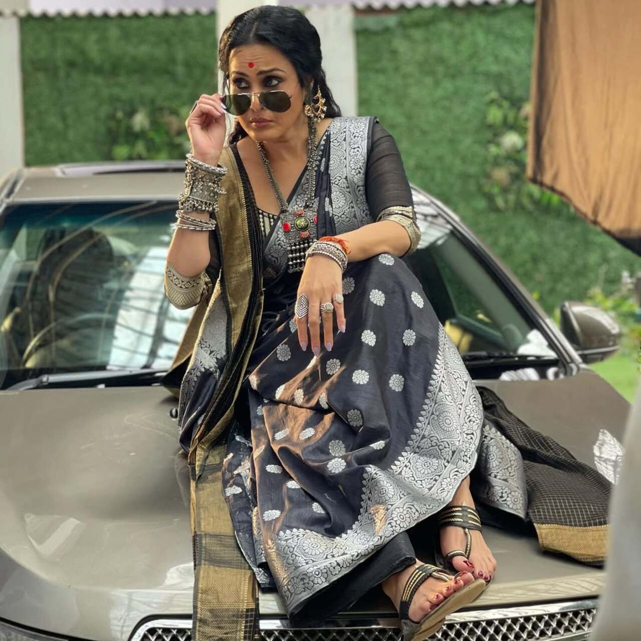 Kamya drapped the saree the bong way, the diva styled her long tresses and turned into a desi diva