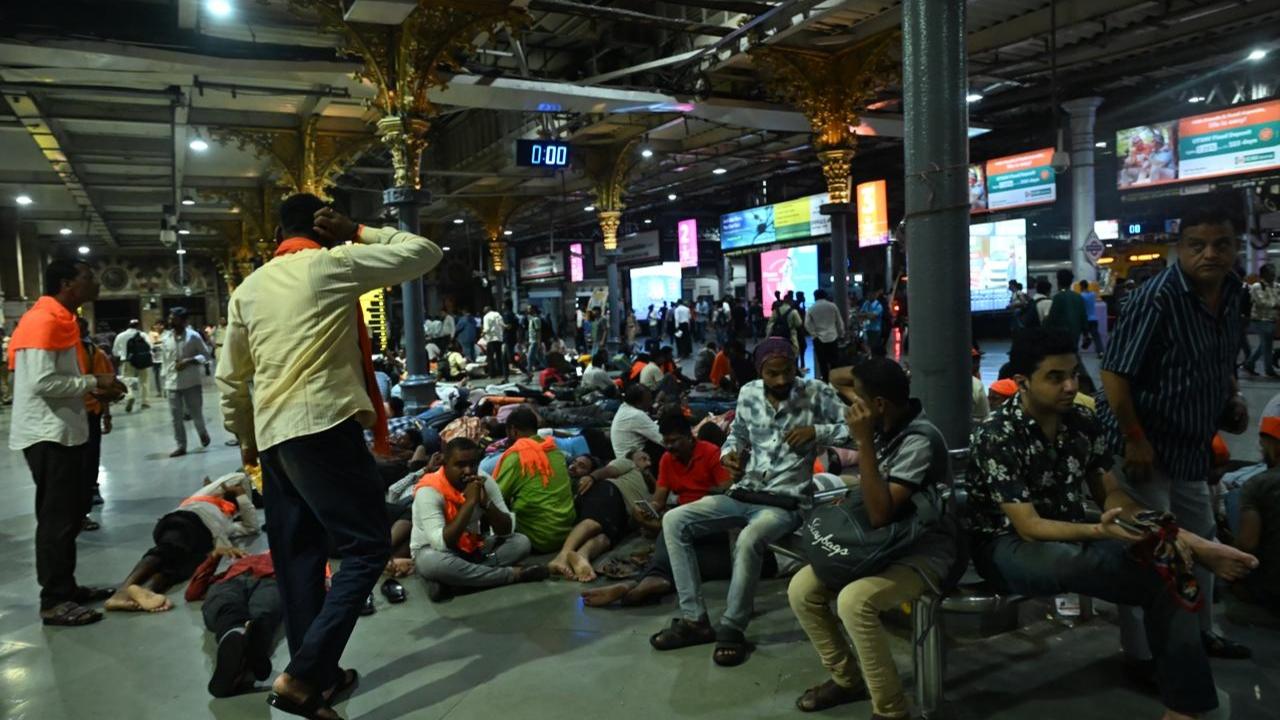Mumbai Police had on Wednesday allowed Maratha quota activist Manoj Jarange to stage a peaceful protest at Azad Maidan in Mumbai on August 29
