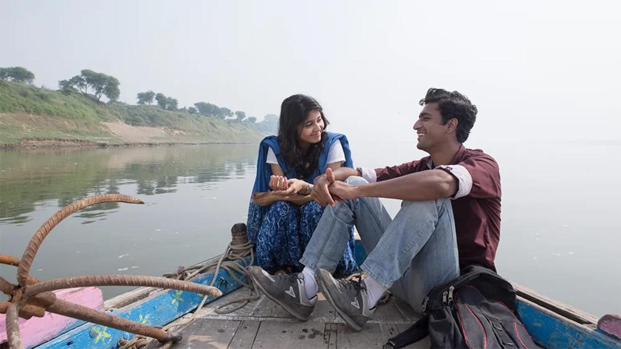 The movie is a poignant tale of love, loss and invisible barriers. It is about how Vicky Kaushal (Deepak Kumar) a young engineering student from a Dom family, the caste traditionally assigned to work at the cremation ghats of Varanasi. Despite his modest background, Deepak dreams of a better life and falls in love with Shaalu (Shweta Tripathi), a girl from an upper-caste family. However, tragedy strikes when Shaalu loses her life and her mortal remains are cleared by him. 