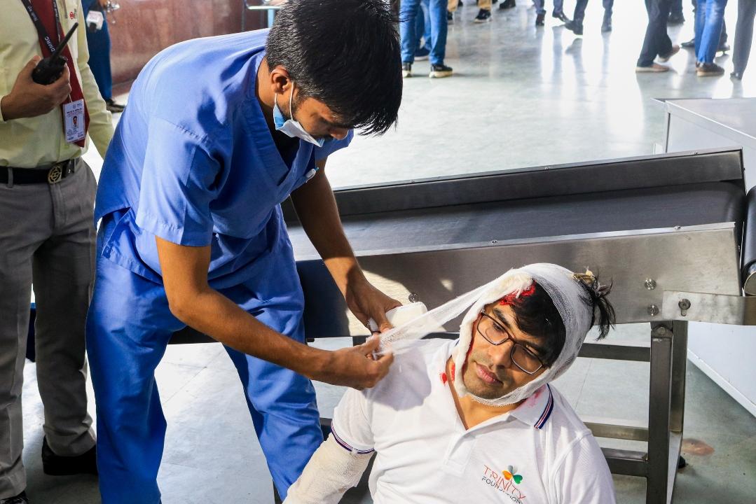 The simulation began with an artificial earthquake scenario, followed by mock chemical leak incidents in industrial and transport zones spanning all 11 districts of Delhi