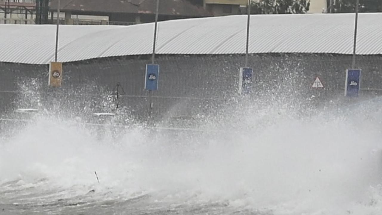 Another high tide of 3.74 meters was expected at 10:57 pm, while a low tide of 0.67 meters was expected at 5 am on Friday, August 22