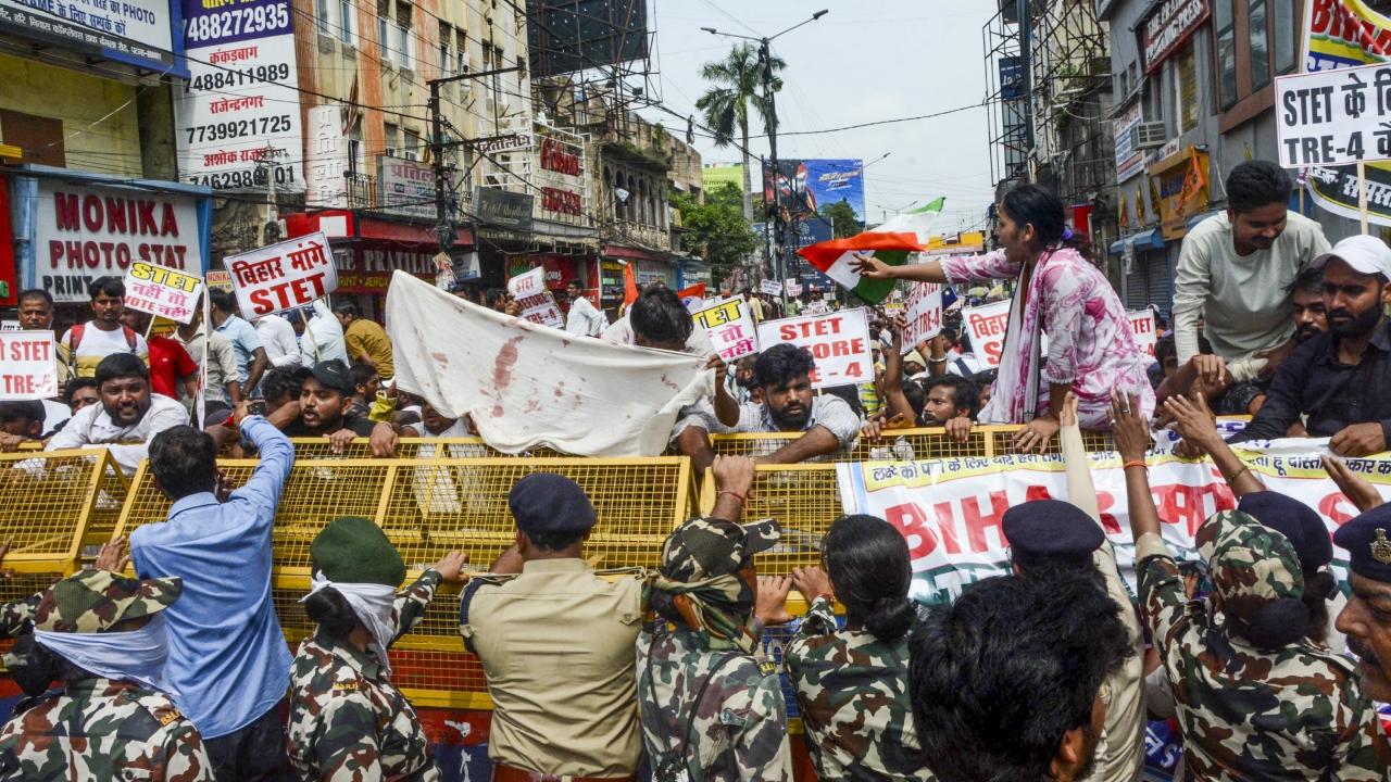 The protestors also tried to jump across the barricades. Despite repeated requests by security personnel, they refused to vacate the roads. Mild force was used to disperse protestors, the police official said
