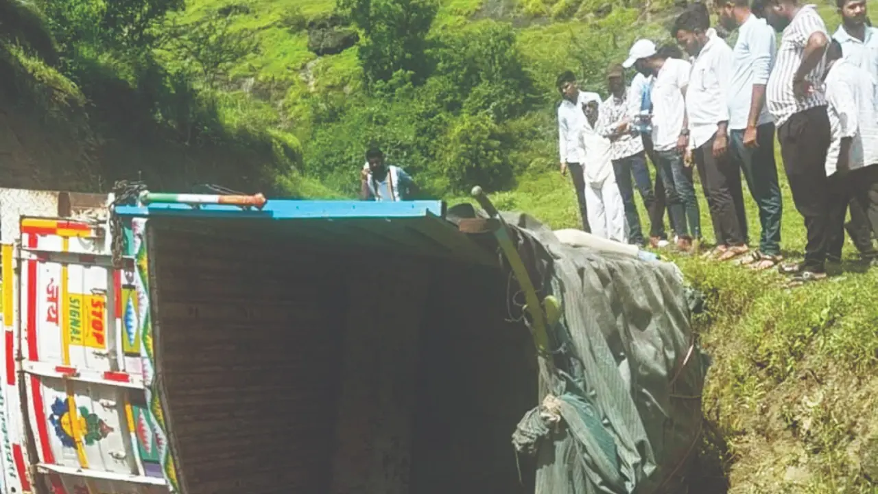 Pickup plunges into gorge in Khed, leaves eight women dead