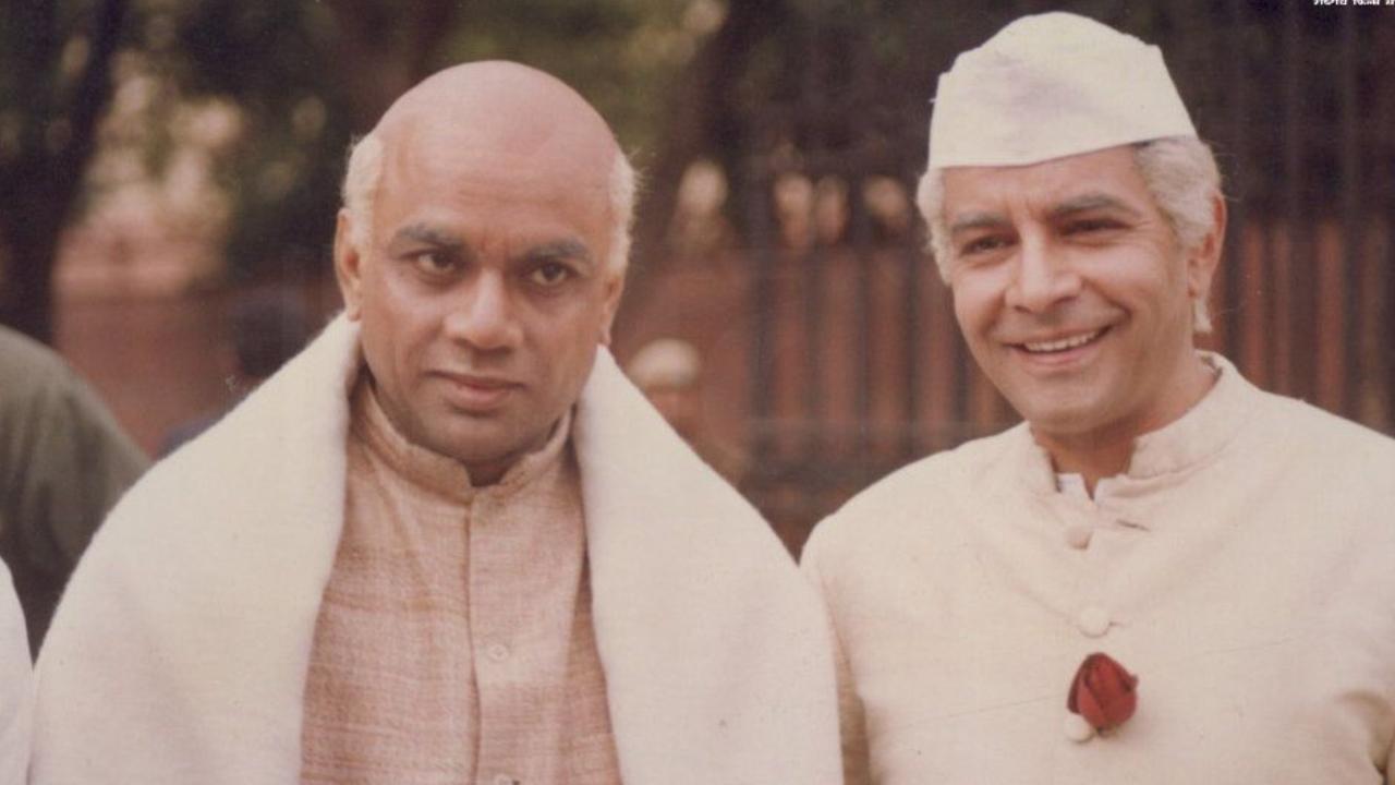 Sardar (1993)
This film about India's first home minister, Sardar Vallabhbhai Patel, highlights how he helped in making India a democratic country. His struggle as a leader in the post-Independence period after they got freedom from the age-old British rule is highlighted in this film.
