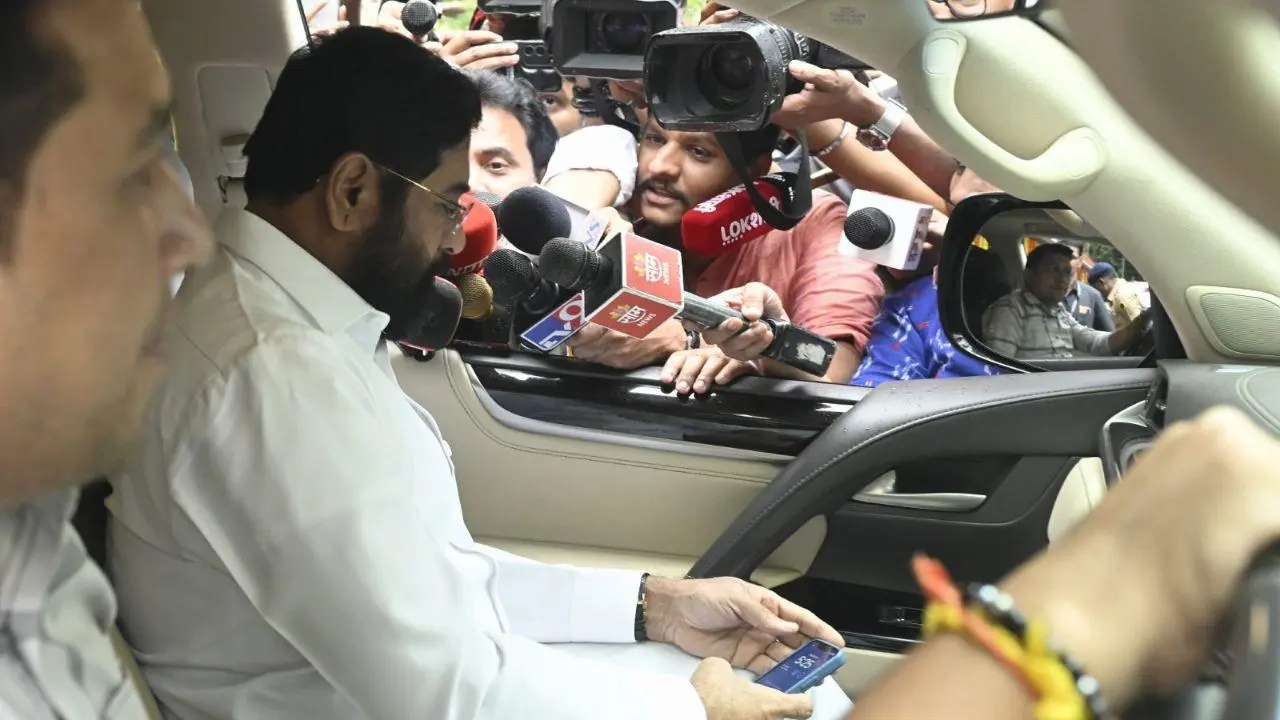 IN PHOTOS: Ganeshotsav | Eknath Shinde visits Raj Thackeray’s residence in Dadar