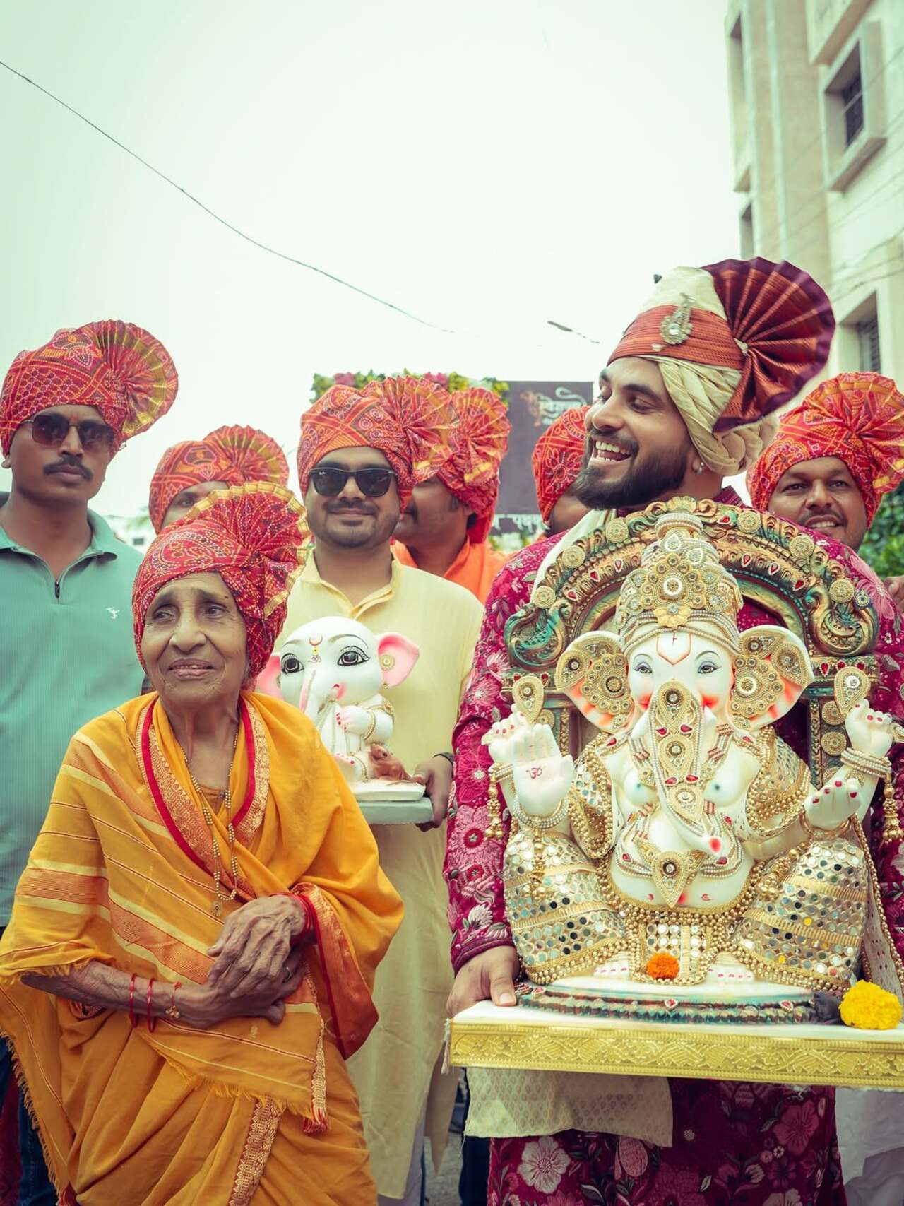 Shiv Thakare is all excited to bring bappa home with his family, don't miss that glow on aaji's face