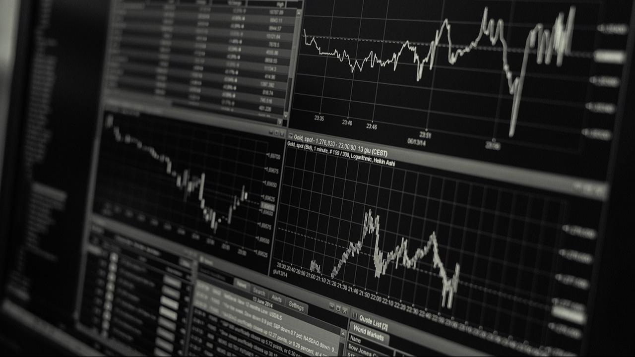 Sensex falls 500 points, Nifty slips 0.07 pc in early trade