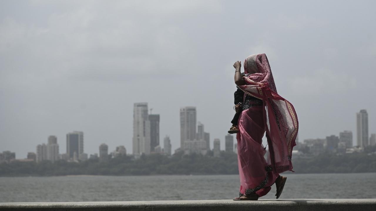 The IMD's Santacruz observatory recorded a maximum temperature of 30.3 degrees Celsius and a minimum of 24.9 degrees Celsius on Saturday