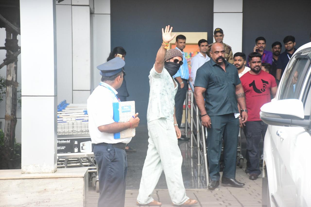 That wave is enough, actor Yash obliges his fans with a wave as he gets papped in the city 