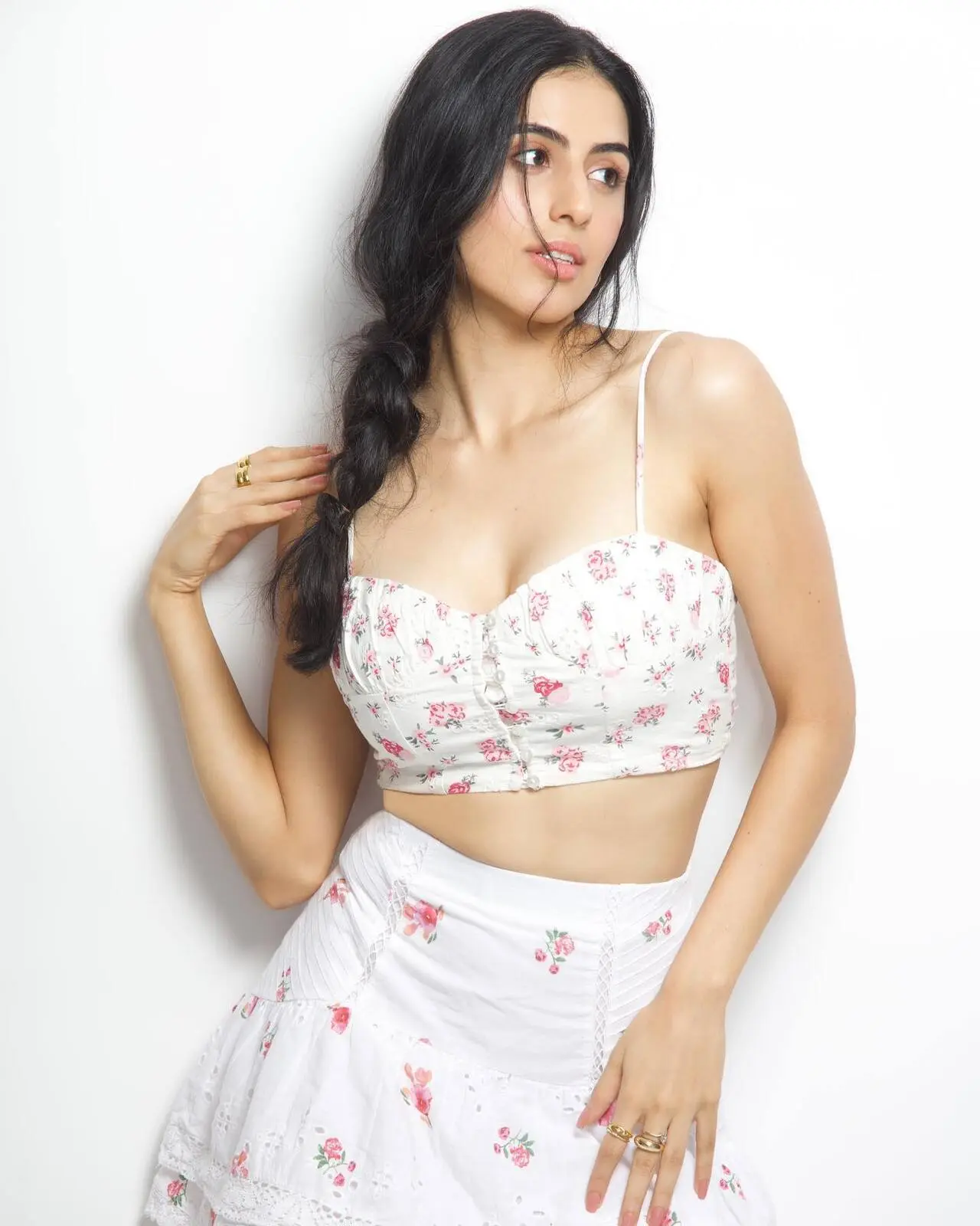 Simar was raised in Mumbai but stayed away from the limelight. She attended Jamnabai Narsee School and Oberoi International School.