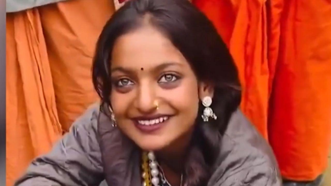 <p>A simple photo of a woman selling rudraksha at the Maha Kumbh went viral as <strong>“Maha Kumbh ki Monalisa,”</strong> turning her into an overnight social media sensation. PIC/Screengrab from YouTube <br /><!--EndFragment --></p> <p>A simple photo of a woman selling rudraksha at the Maha Kumbh went viral as <strong>“Maha Kumbh ki Monalisa,”</strong> turning her into an overnight social media sensation. PIC/Screengrab from YouTube <br /><!--EndFragment --></p>