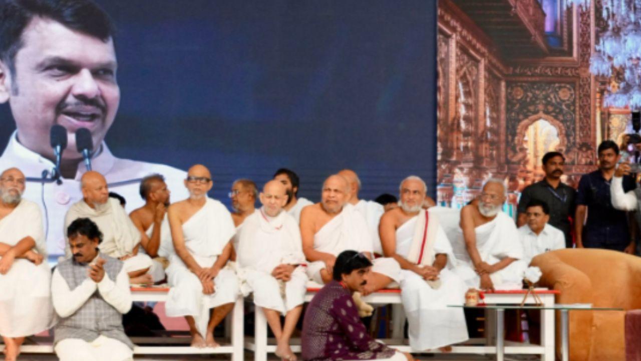 On this occasion, Fadnavis paid obeisance to Lord Adinath Rishabhdevji—known as the 'Adipurush', the first Tirthankara Chakravarti Emperor