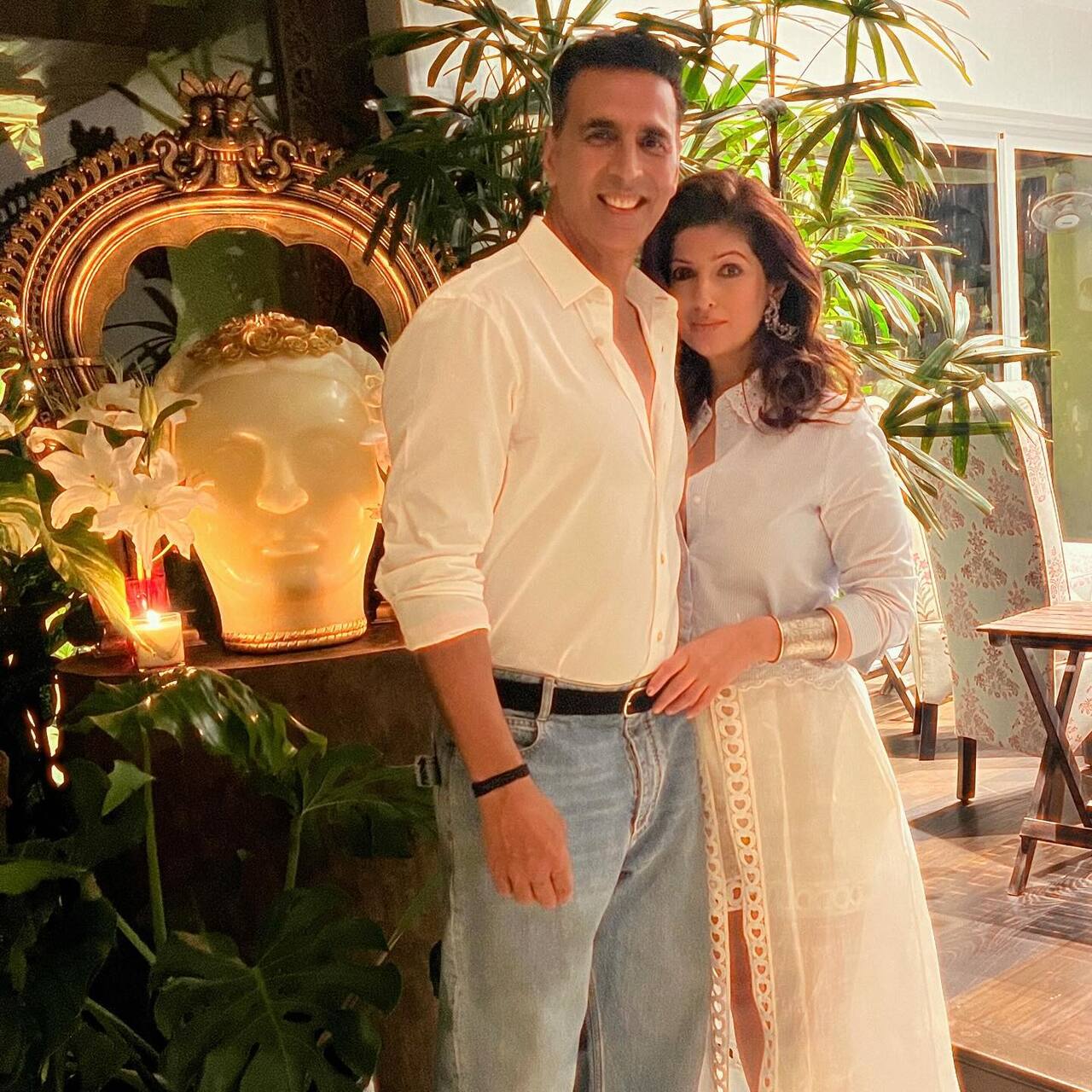 <p>Exuding effortless elegance and comfort, Akshay Kumar and Twinkle Khanna pose together in coordinated white outfits.</p> <p>Exuding effortless elegance and comfort, Akshay Kumar and Twinkle Khanna pose together in coordinated white outfits.</p>