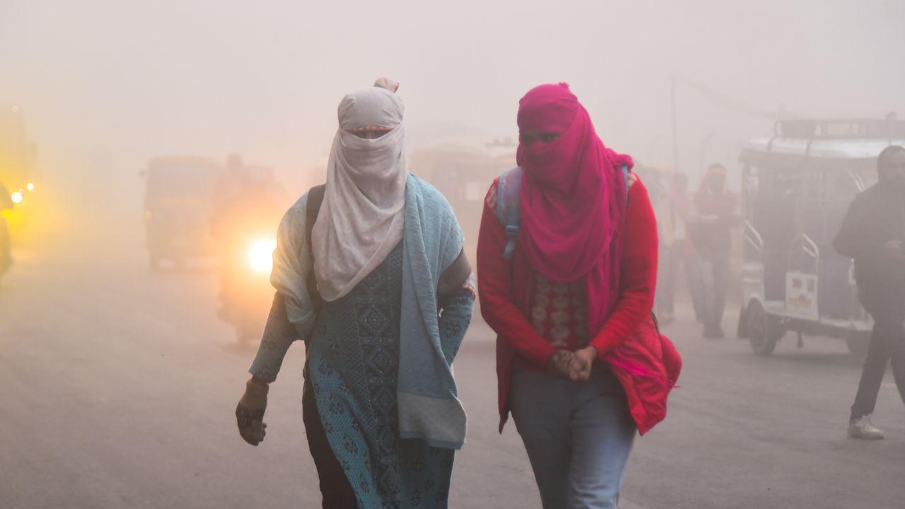 The fog was so thick that even nearby vehicles were difficult to spot on the roads, posing serious risks to commuters