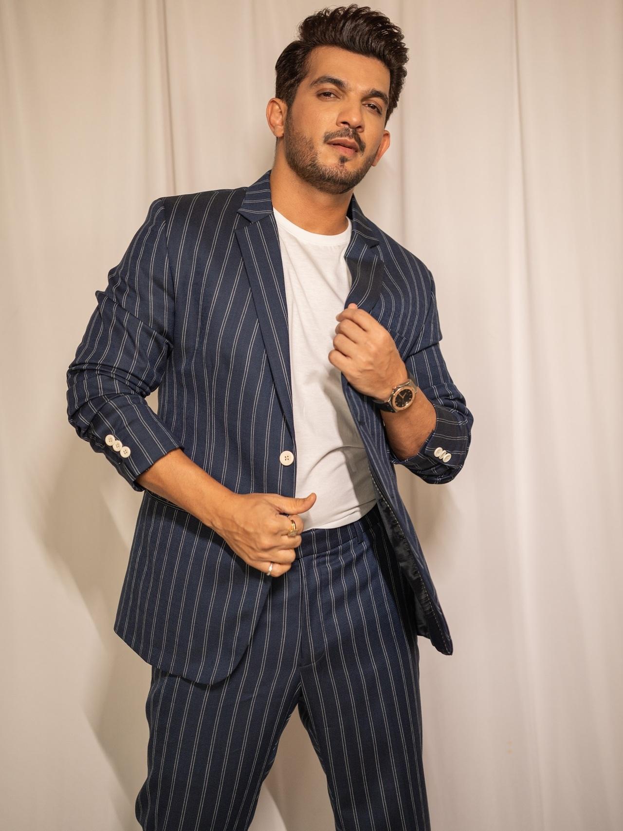 Arjun Bijlani keeps it sharp yet relaxed in a striped suit set paired with a white T-shirt, making it a perfect New Year’s Eve look if attending a formal and sophisticated bash.