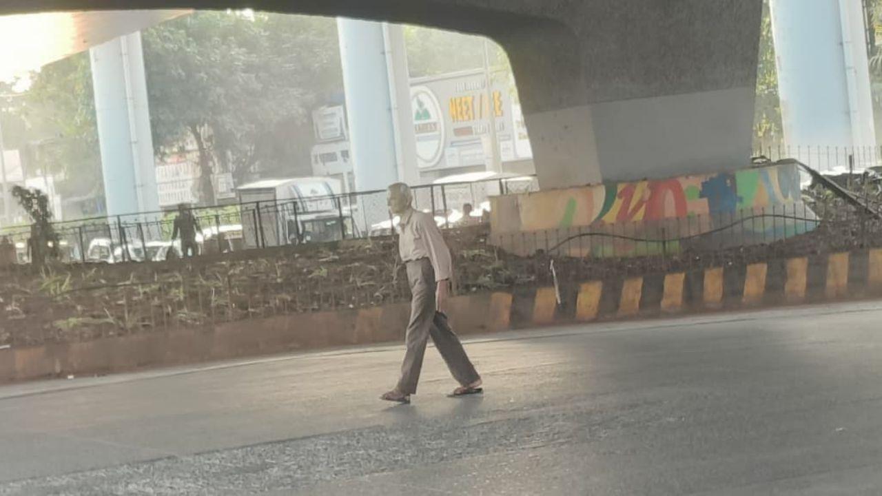 Constable Sandip Jadhav of the Kandivli Traffic Division said, “I see this gentleman at his spot every day. He helps us regularly. I usually give him water and biscuits. I feel good seeing the fantastic work he does assisting the traffic police. We have told him several times that managing traffic is a tough and risky job, but he insists that he wants to do it for the greater good