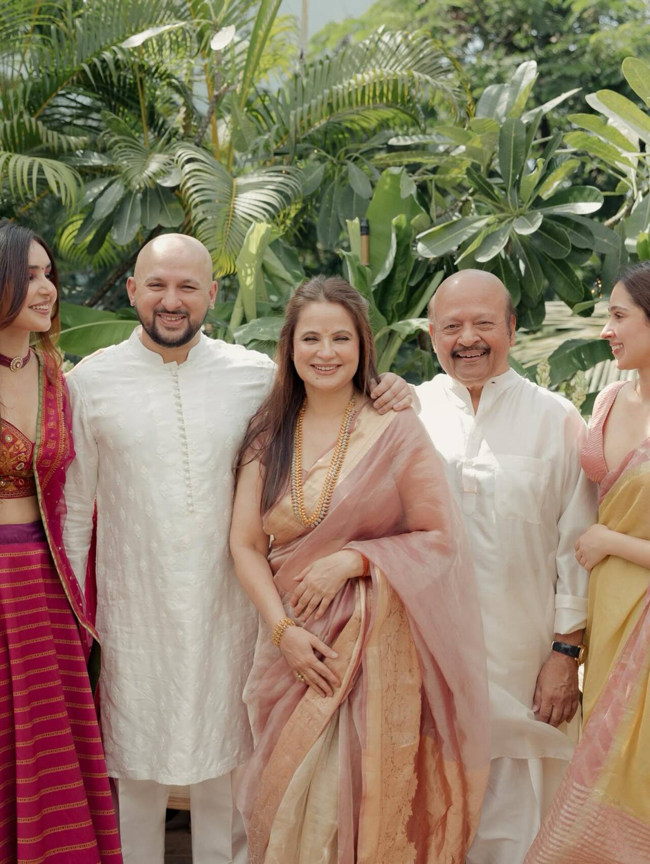 <p>Eshaan Roshan shares a heartwarming pre wedding moment with his family Rajesh Roshan, Kanchan Roshan, Pashmina Roshan and Aishwarya, capturing love, smiles and togetherness ahead of the big day.</p>