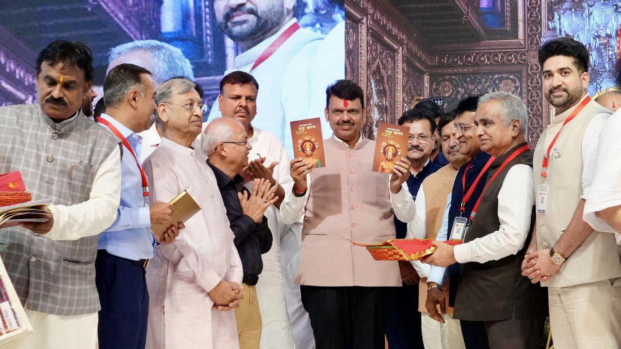 On this occasion, Minister Mangal Prabhat Lodha, MLA Sanjay Upadhyay, MLA Manisha Chaudhary, MLA Yogesh Sagar, former MP Gopal Shetty, scholars of various religions, gurus, munishwars, and other dignitaries were also present along with CM Fadnavis