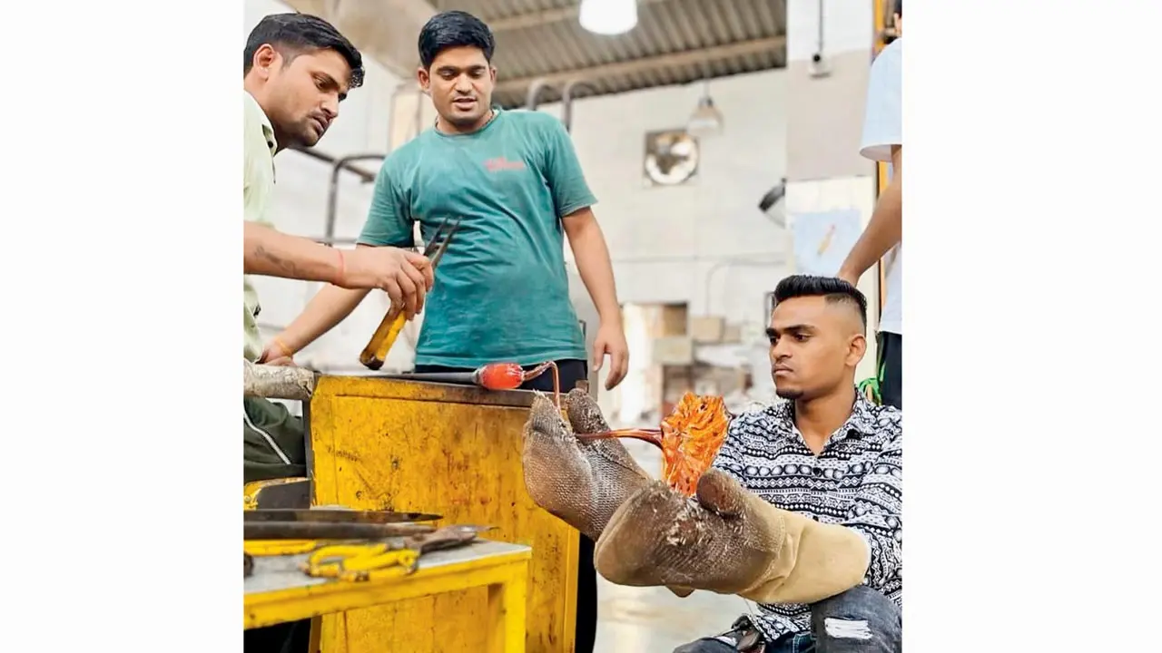 Ahead of Christmas, learn to create unique festive decor with glass in Govandi