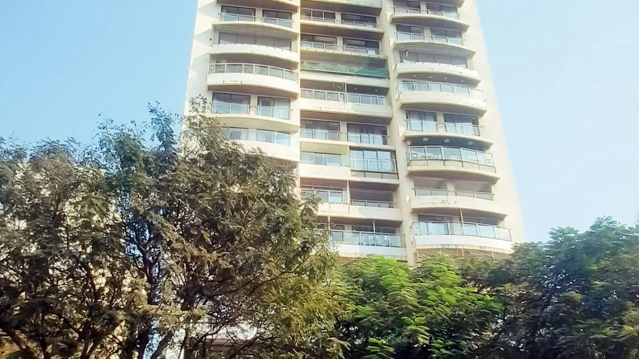 Sorrento Tower, the high-rise where the fire broke out on Thursday, in Andheri West. PICS/SHIRISH VAKTANIA