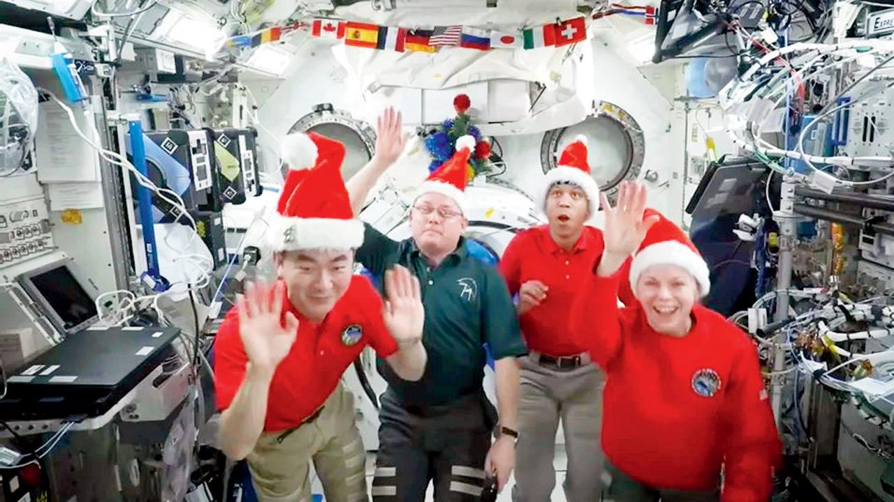 ISS astronauts send Christmas greetings from 400 km above Earth
