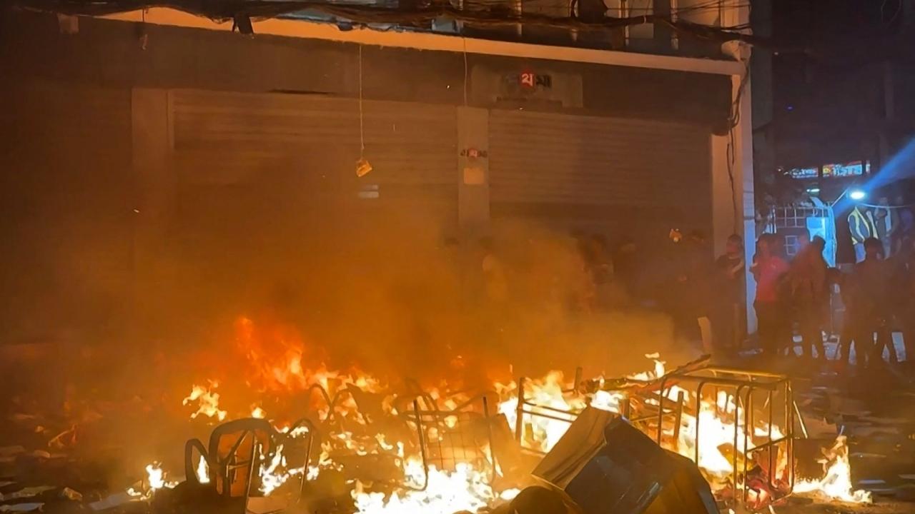 Videos circulating on social media show people attacking and vandalising with sticks. Fire was also seen on the road in front of Prothom Alo. In addition, some employees are trapped in the two offices, according to Nagorik.