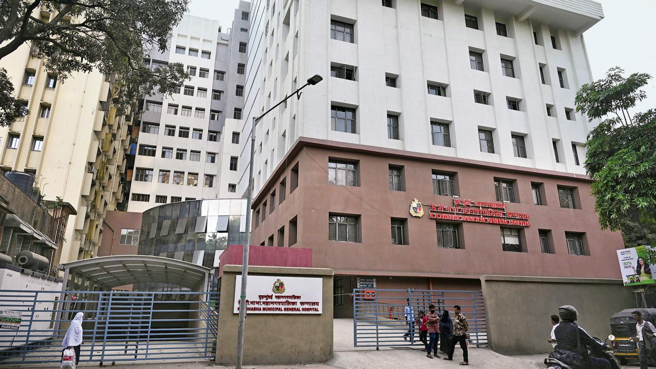 Bhabha Hospital in Bandra West, where the victim was rushed after being rescued. PIC/ASHISH RAJE