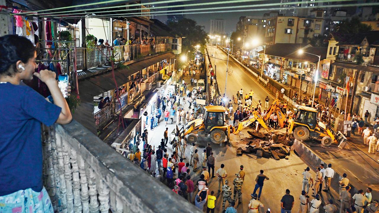 <p>The historic 125-year-old Elphinstone Road overbridge permanently shut on September 12. PIC/ASHISH RAJE</p>
