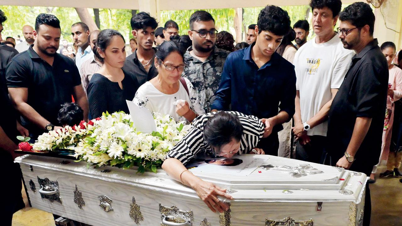 <p>Mortal remains of Clive Kunder, Air India co-pilot, taken to Sewri Cemetery. Pic/Sayyed Sameer Abedi</p>