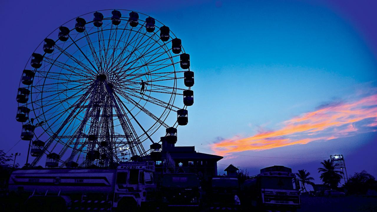 <p>Workers install a Ferris wheel for the Mahim fair, the annual 10-day festival in December, at Mahim (Reti Bunder). PIC/SHADAB KHAN</p>