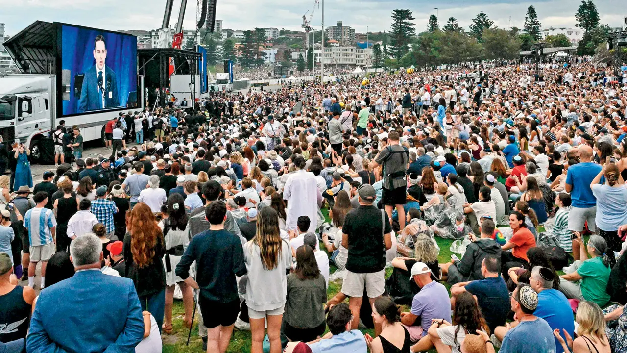 Thousands gather to mourn Bondi shooting victims