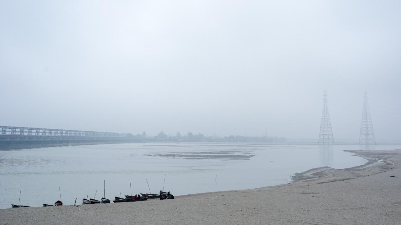 <p>The India Meteorological Department (IMD) had issued a `yellow` alert for the city till 9 am in view of the fog.</p>