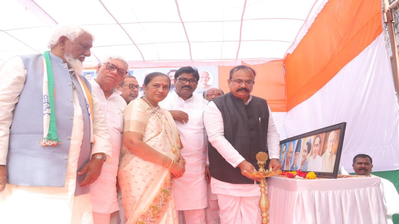 Among those who switched sides were three-time Samajwadi Party corporator Amin Patel, NCP leader and former deputy mayor Haji Shavval Ansari, Parvez Sheikh, Azhar Pathan, AIMIM leaders Gani Dollar and Juned Pathan, Shiv Sena’s Prem Sonar and BJP’s Murtuza Ansari.