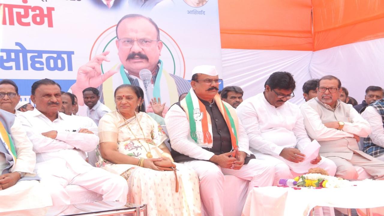 Lok Sabha MP Dr Shobha Bachhav, senior Congress leaders Bhai Nagarale, Rajaram Panghavane, Dhule city Congress president Sabir Sheikh, Javed Farooqui, Dhule rural district Congress chief Pravinbapu Chaure, Dr Darbarsing Girase and a large number of party workers were present at the event
