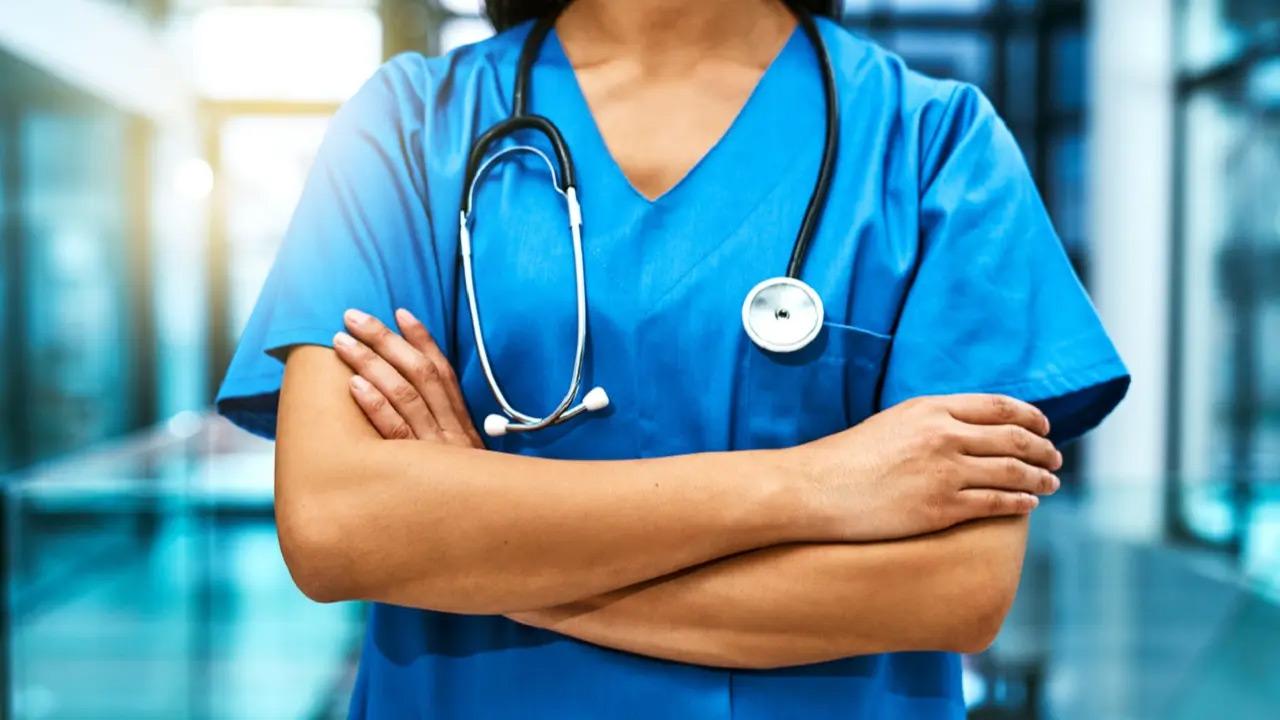 Doctors perform life-saving surgery on roadside in Kerala using phone light