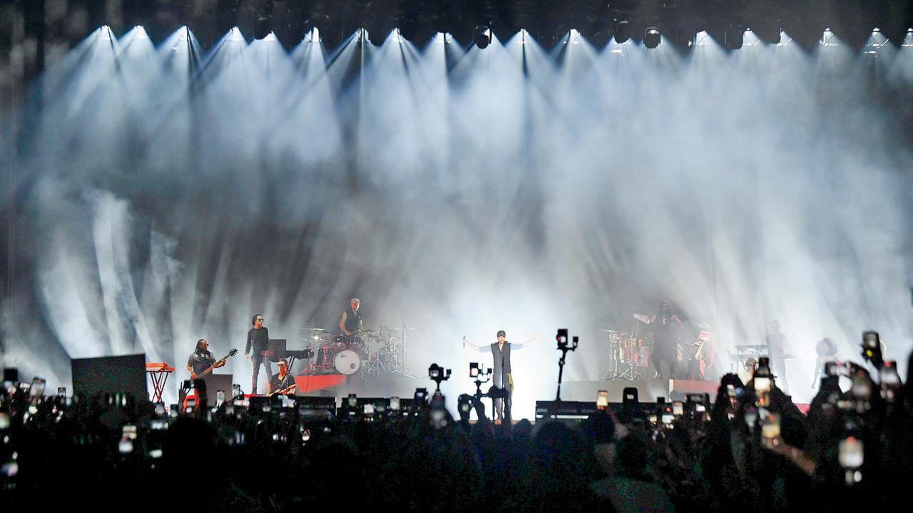 <p>Grammy winner Enrique Iglesias performs live at MMRDA Ground, Bandra East. Pic/Ashish Raje</p>