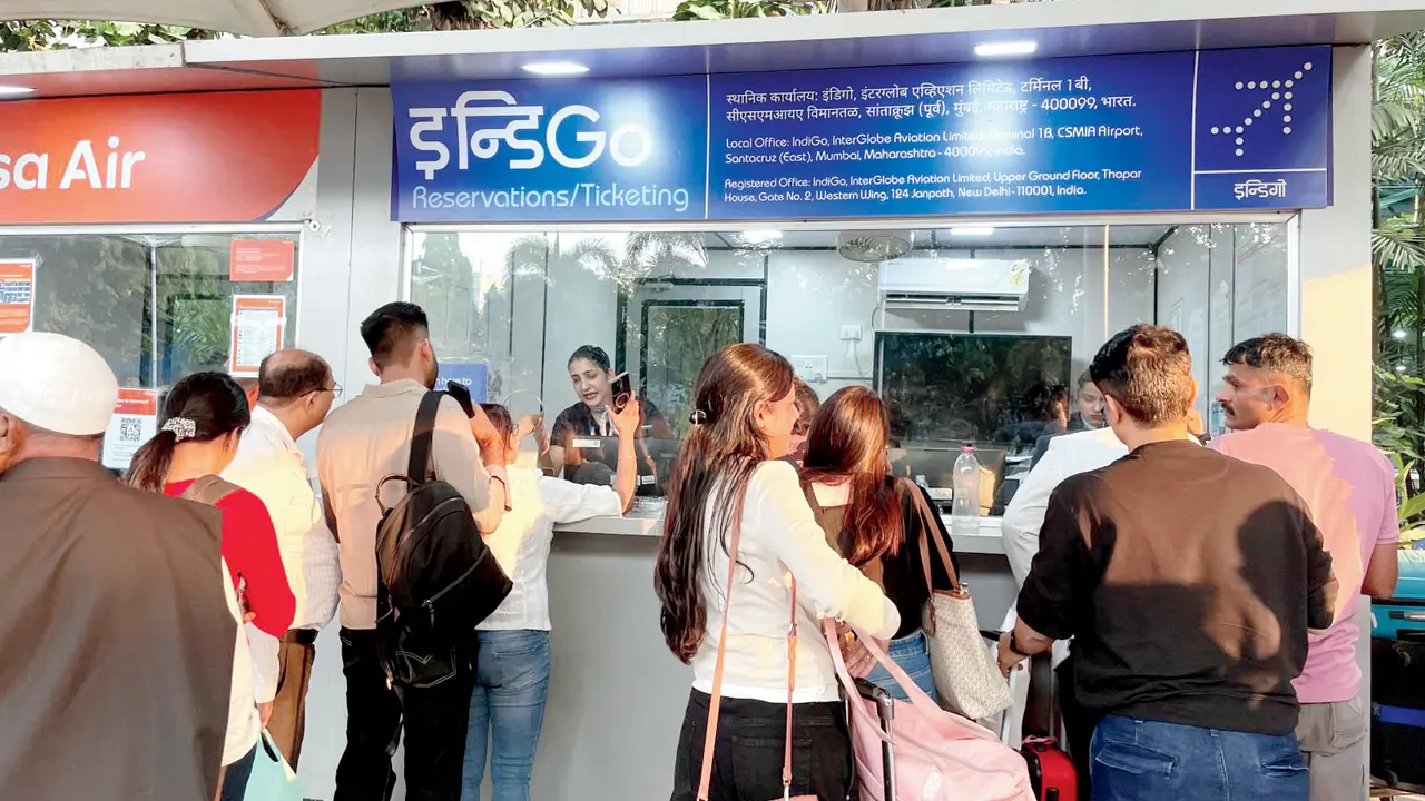 A flyer has a heated exchange with a staffer at the IndiGo counter outside Terminal 1 of Chhatrapati Shivaji Maharaj International Airport on Thursday. Pics/Madhulika Ram Kavattur