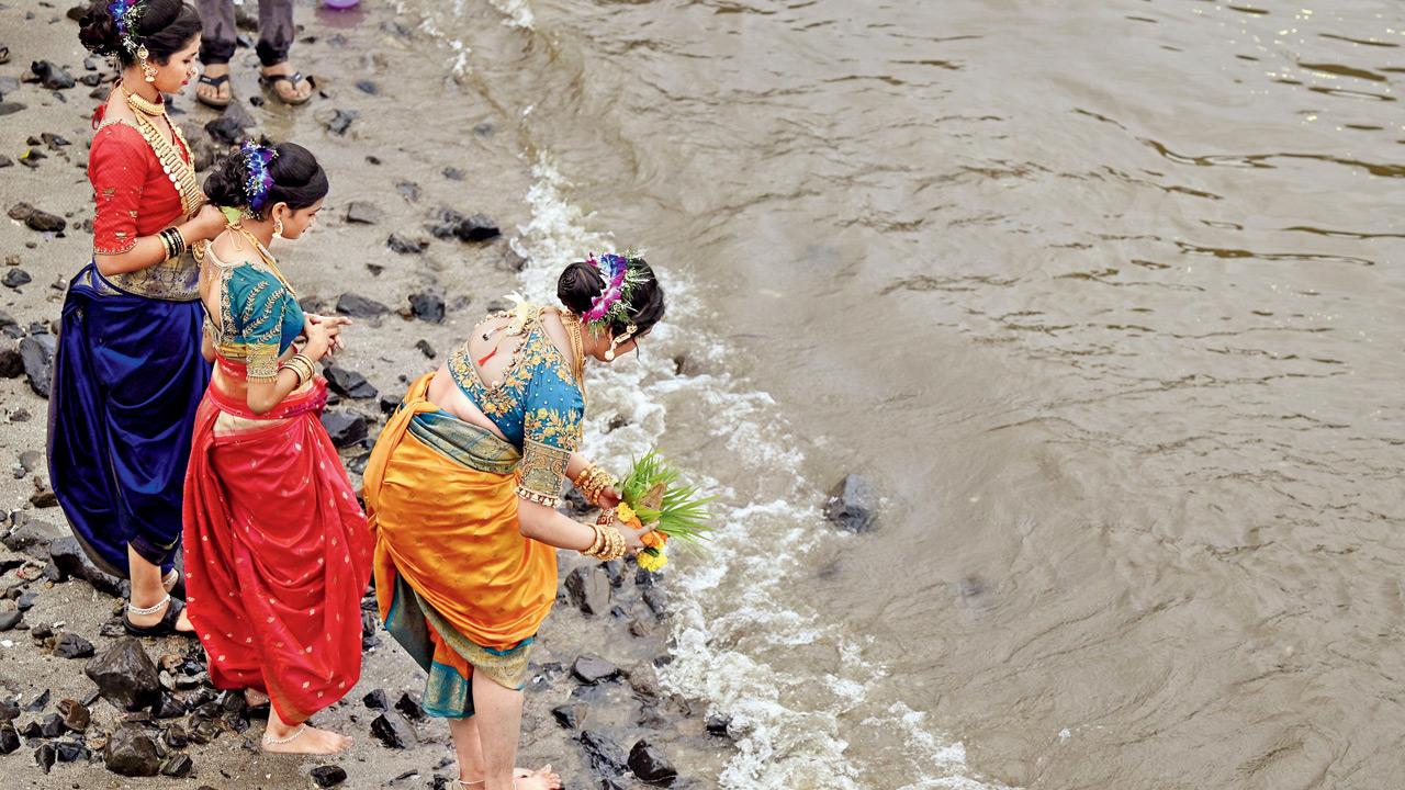 Young Koli women release offerings into the Arabian Sea at Worli Koliwada on the occasion of Narali Purnima on August 8. PIC/RANE ASHISH