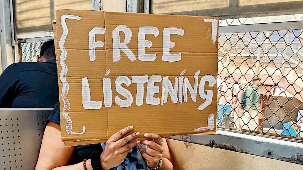 Free listening in a Mumbai local. Pic courtesy/Preeti Birla Nair