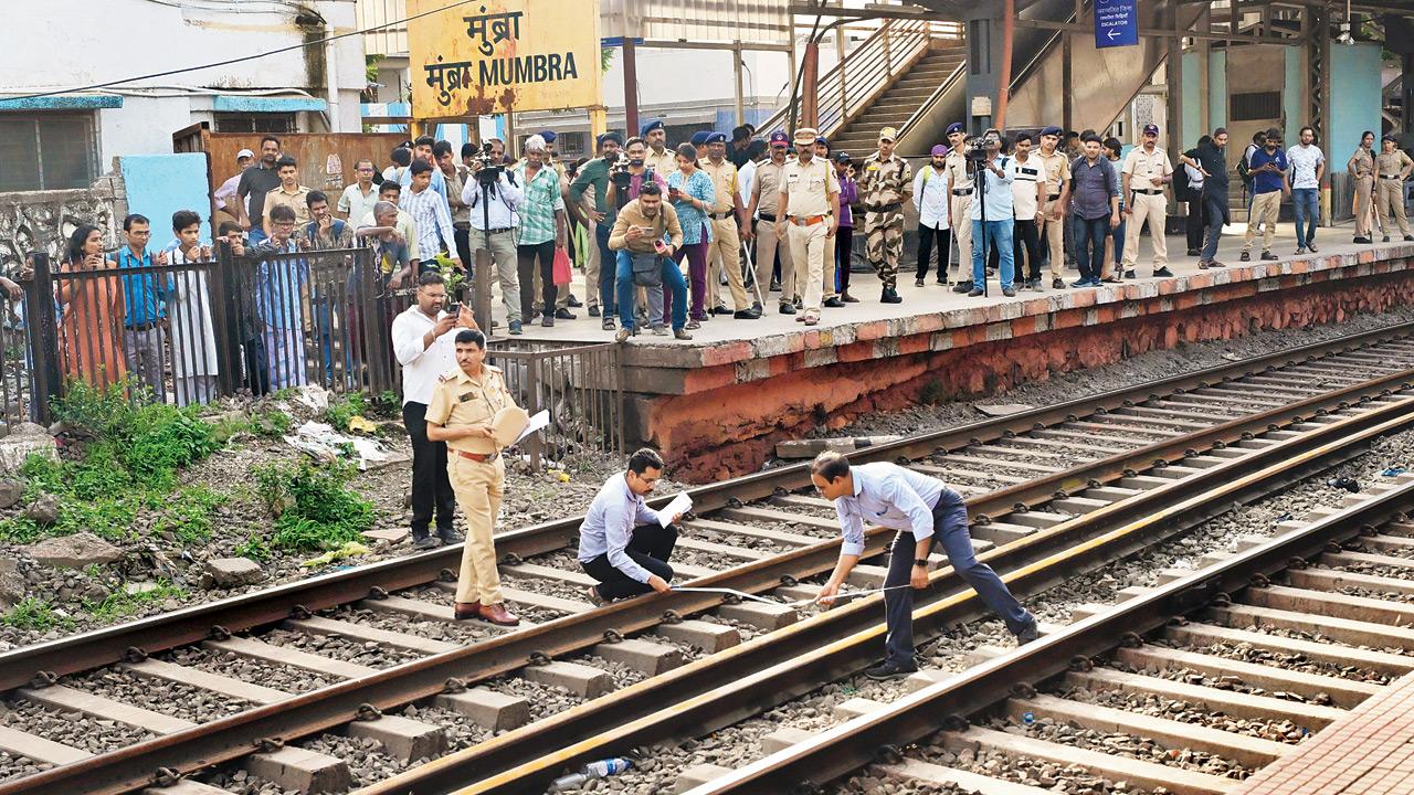 <p>Railway police inspect Mumbra accident site, measuring the distance between tracks. <strong>Pic/Sayyed Sameer Abedi</strong></p> <p>Railway police inspect Mumbra accident site, measuring the distance between tracks. <strong>Pic/Sayyed Sameer Abedi</strong></p>