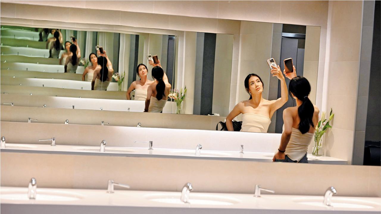 <p>A model takes a selfie in the washroom before the Lakme Fashion Week 2025 ramp walk. <strong>Pic/Kirti Surve Parade</strong></p> <p>A model takes a selfie in the washroom before the Lakme Fashion Week 2025 ramp walk. <strong>Pic/Kirti Surve Parade</strong></p>